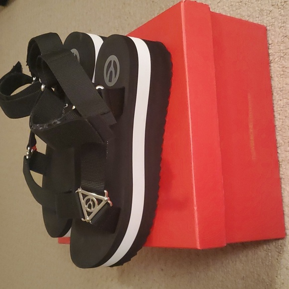 Wishbone sandles - Picture 3 of 5